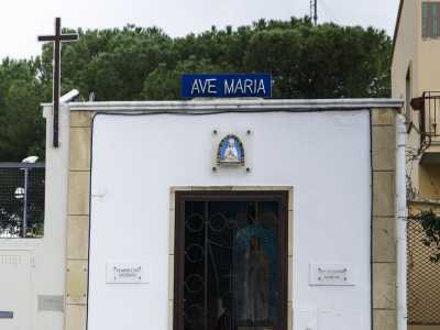 L�edicola votiva dedicata alla Madonna di Lourdes e a Padre Pio che si trova di fronte alla cappella e fatta costruire per ripicca
